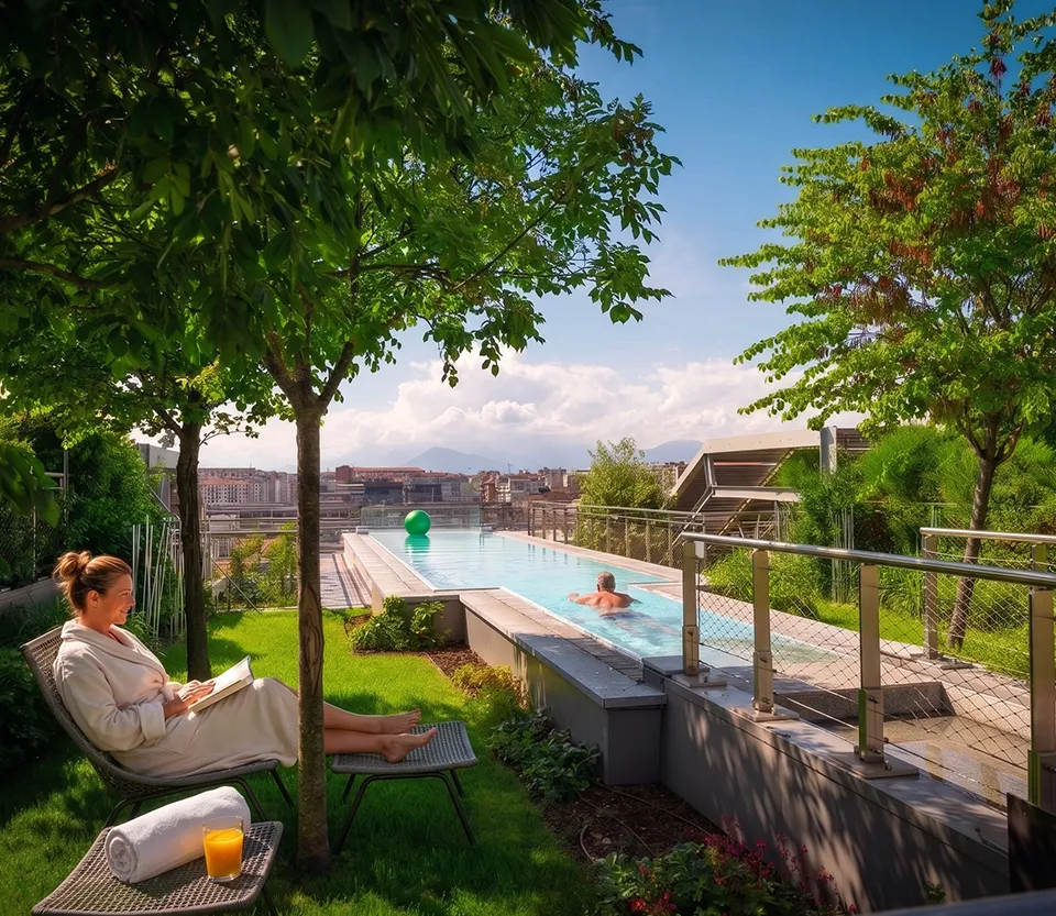 vieni a rilassarti con la nostra esperienza piscina a sfioro su torino